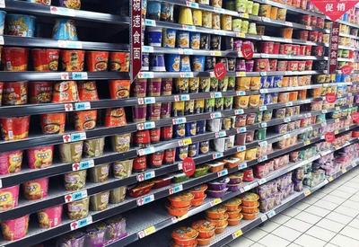 超市貨架何以屢屢告急？剖析四類易搶購食品背后的消費(fèi)心理與市場(chǎng)邏輯